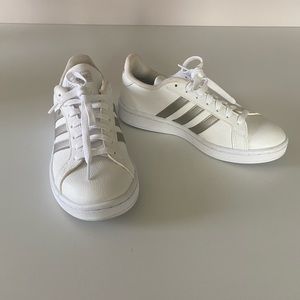 Women’s Adidas cloud foam comfort sneakers, new condition